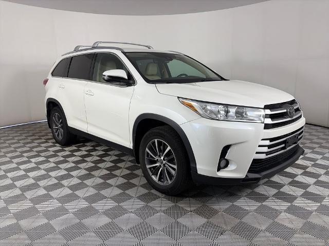 2019 Toyota Highlander XLE — photo 1 of 26