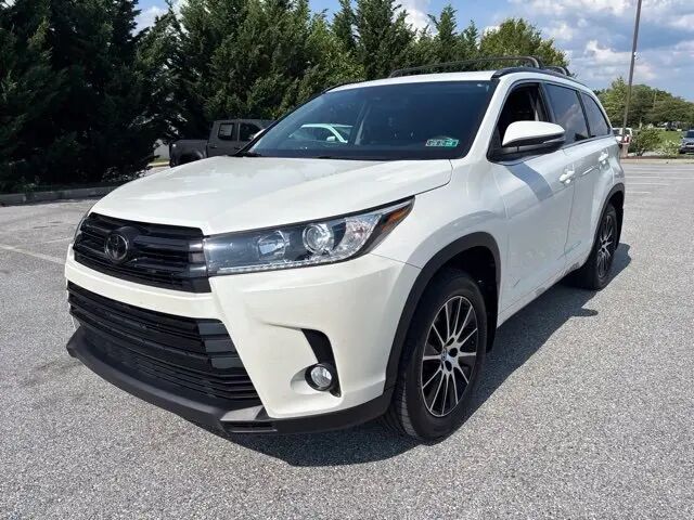 2018 Toyota Highlander SE — photo 1 of 5