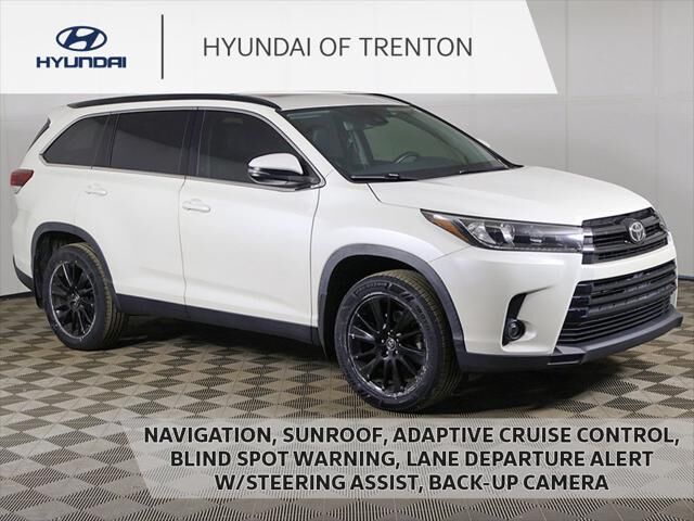 2019 Toyota Highlander SE — photo 1 of 18
