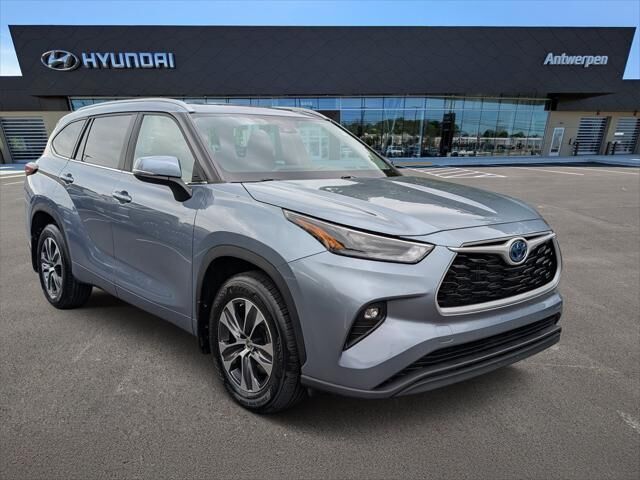2024 Toyota Highlander Hybrid XLE — photo 1 of 39