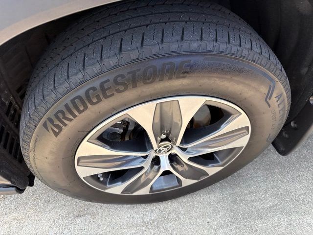 2024 Toyota Highlander XLE — photo 1 of 12