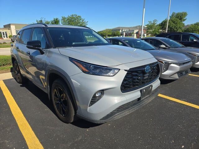 2024 Toyota Highlander Hybrid XLE — photo 1 of 13