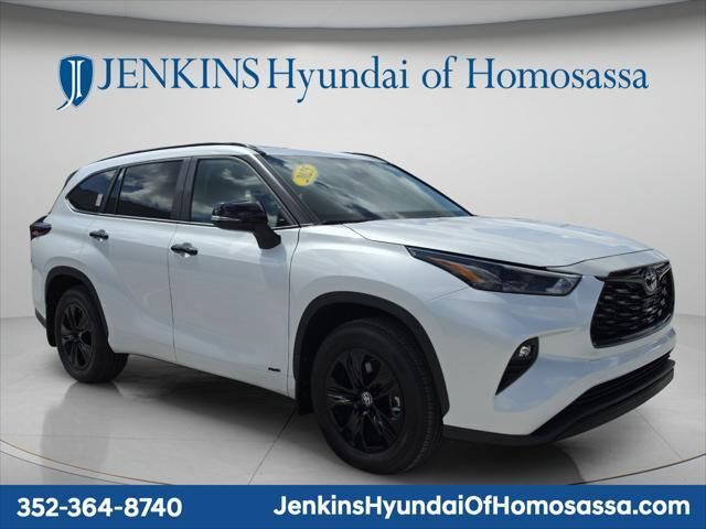 2025 Toyota Highlander Hybrid XLE Nightshade — photo 1 of 3