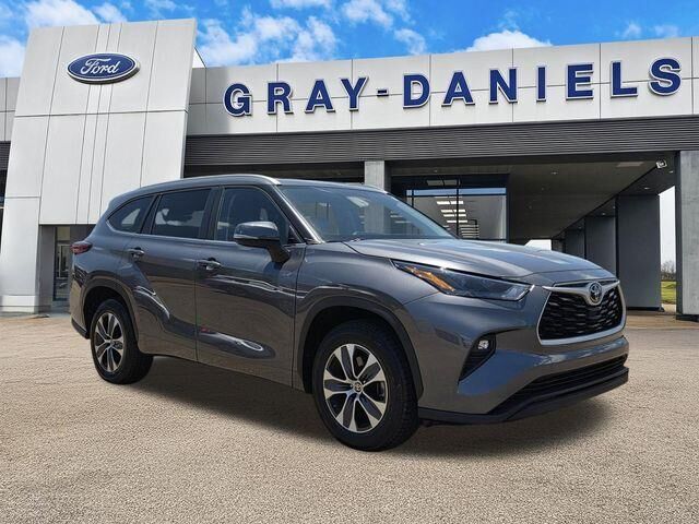 2023 Toyota Highlander L — photo 1 of 26