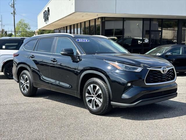 2024 Toyota Highlander XLE — photo 1 of 13