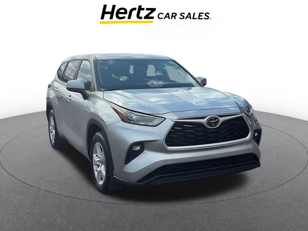 2025 Toyota Highlander LE — photo 1 of 13