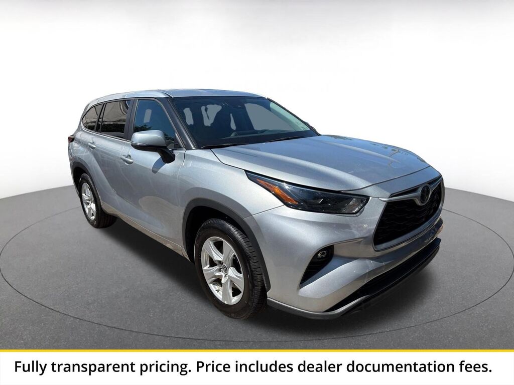 2025 Toyota Highlander LE — photo 1 of 13