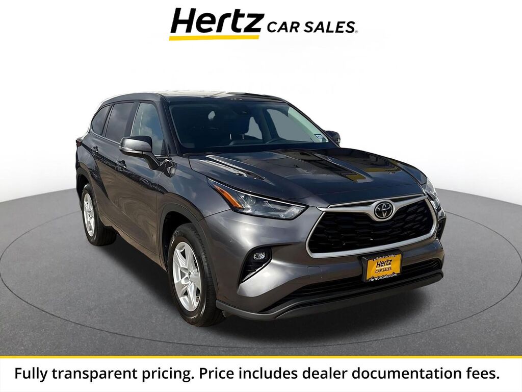 2025 Toyota Highlander LE — photo 1 of 13