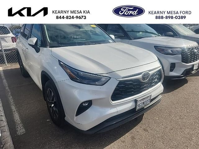 2023 Toyota Highlander L — photo 1 of 13