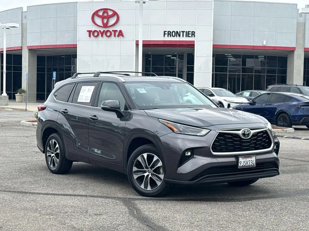 2023 Toyota Highlander LE — photo 1 of 1