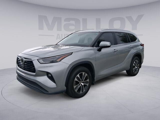 2023 Toyota Highlander LE — photo 1 of 1