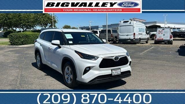 2024 Toyota Highlander LE — photo 1 of 3