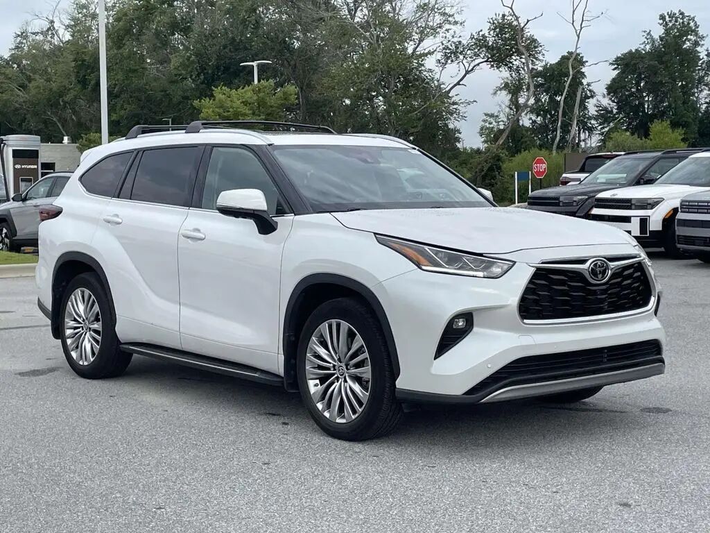 2024 Toyota Highlander Platinum — photo 1 of 13
