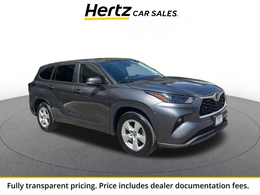 2025 Toyota Highlander LE — photo 1 of 13