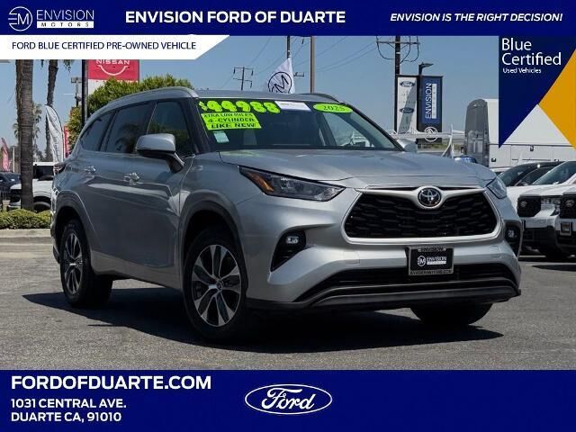 2025 Toyota Highlander LE — photo 1 of 16