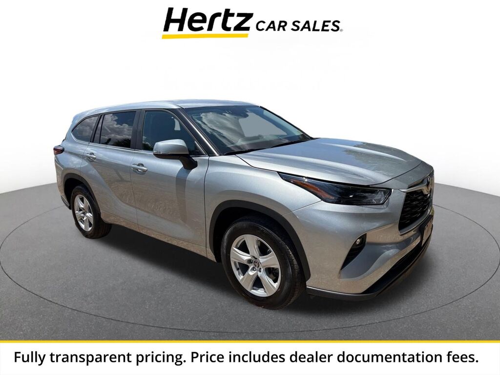 2025 Toyota Highlander LE — photo 1 of 13