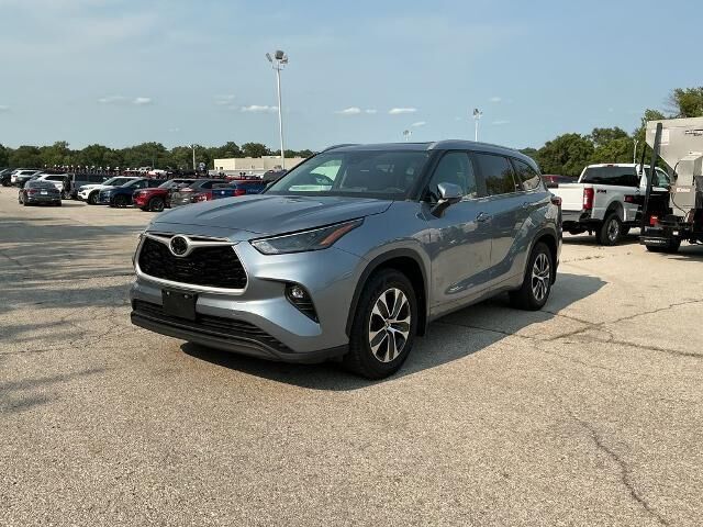 2023 Toyota Highlander LE — photo 1 of 13