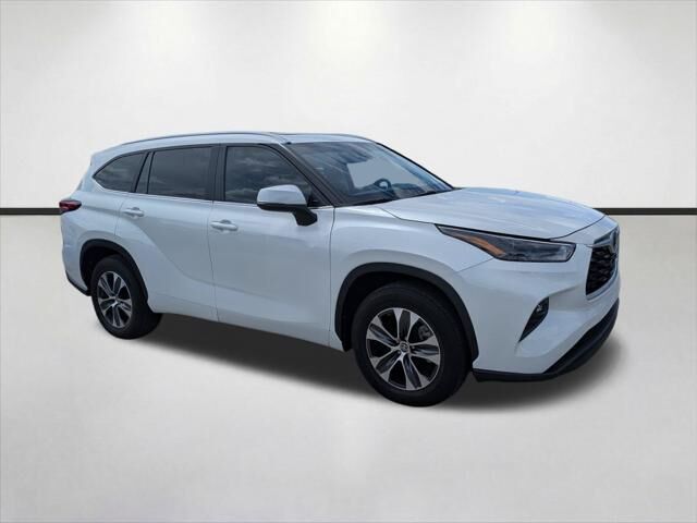 2023 Toyota Highlander XLE — photo 1 of 13