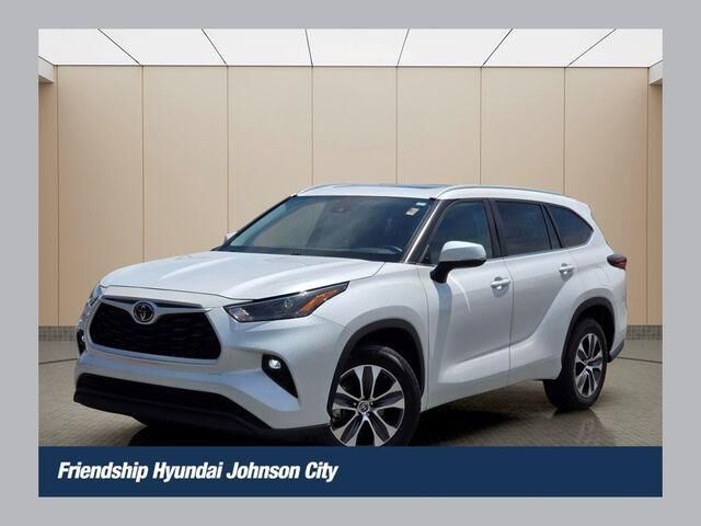 2024 Toyota Highlander XLE — photo 1 of 13