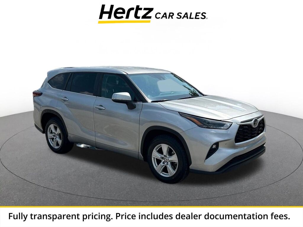 2025 Toyota Highlander LE — photo 1 of 13