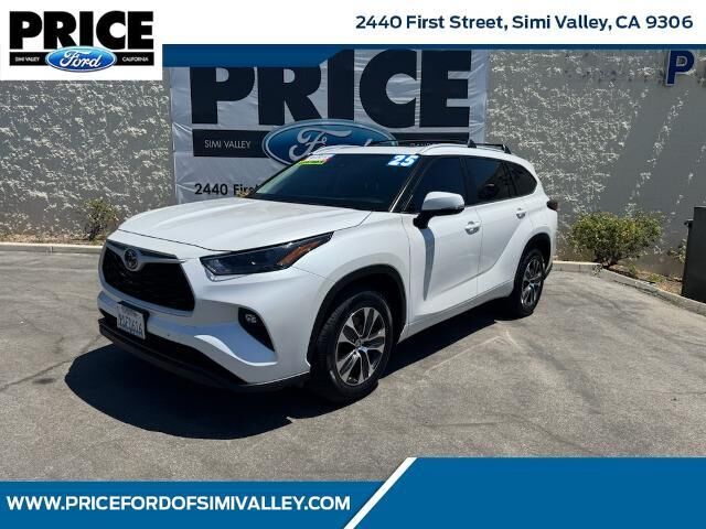 2025 Toyota Highlander LE — photo 1 of 13