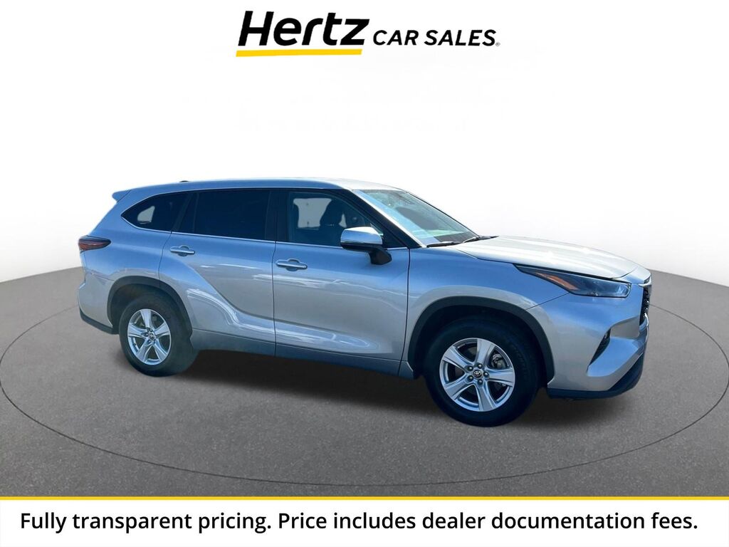 2025 Toyota Highlander LE — photo 1 of 13