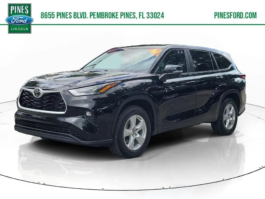2024 Toyota Highlander LE — photo 1 of 13