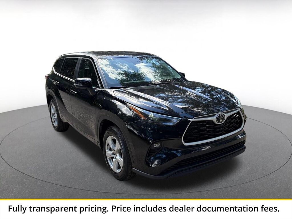 2025 Toyota Highlander LE — photo 1 of 13