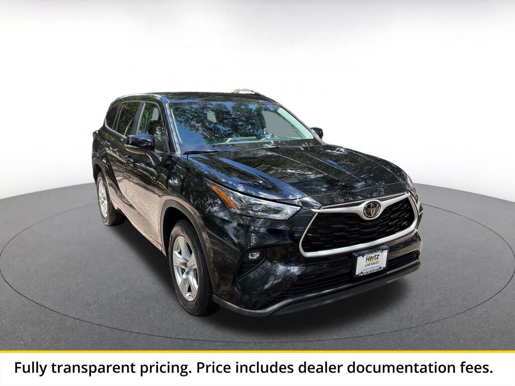2025 Toyota Highlander LE — photo 1 of 13