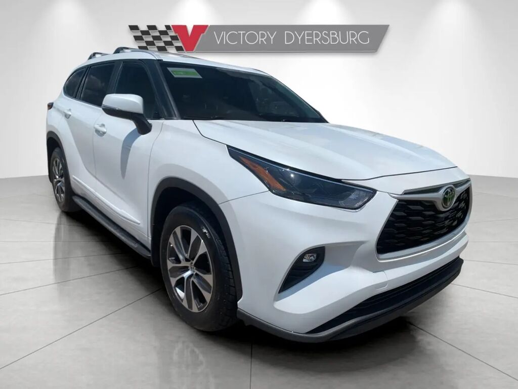 2023 Toyota Highlander LE — photo 1 of 24