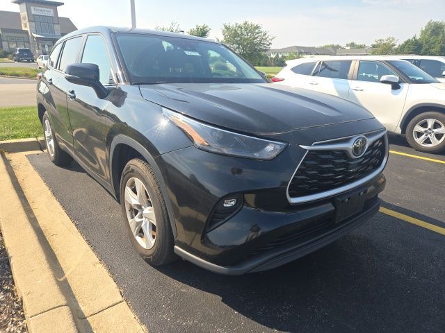 2023 Toyota Highlander LE — photo 1 of 3