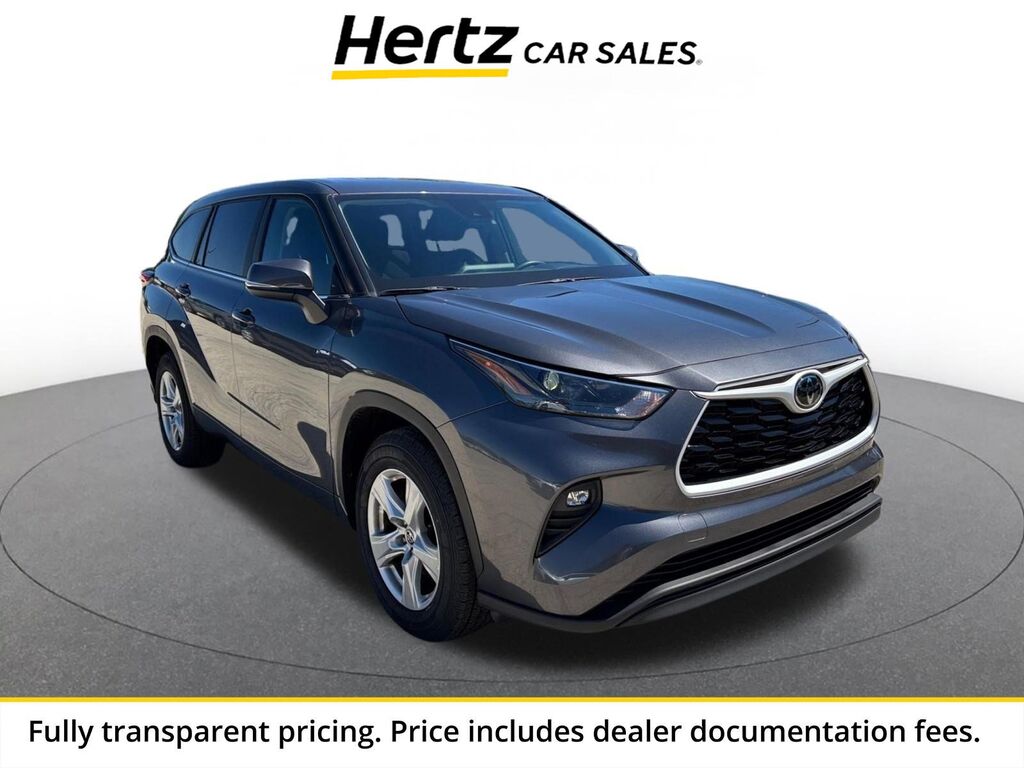 2025 Toyota Highlander LE — photo 1 of 13