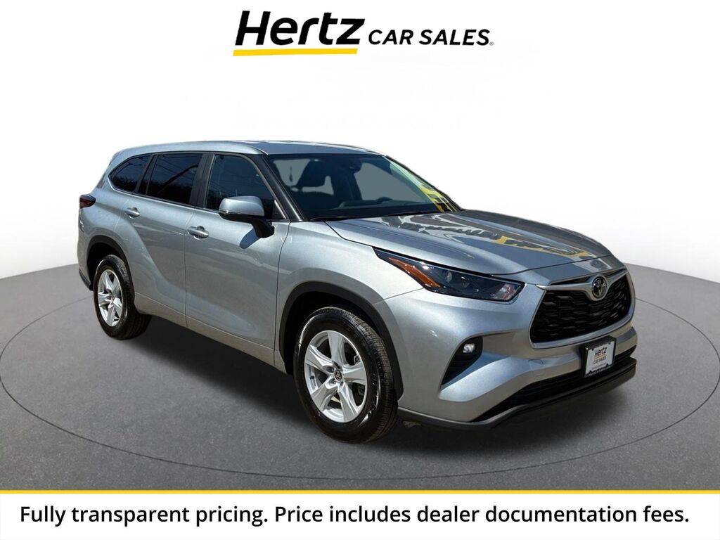2025 Toyota Highlander LE — photo 1 of 13