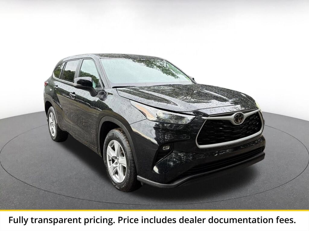 2025 Toyota Highlander LE — photo 1 of 14