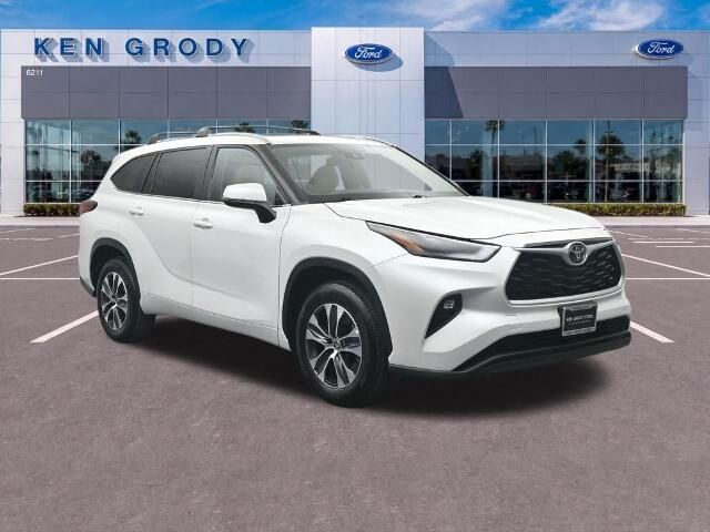 2023 Toyota Highlander L — photo 1 of 7