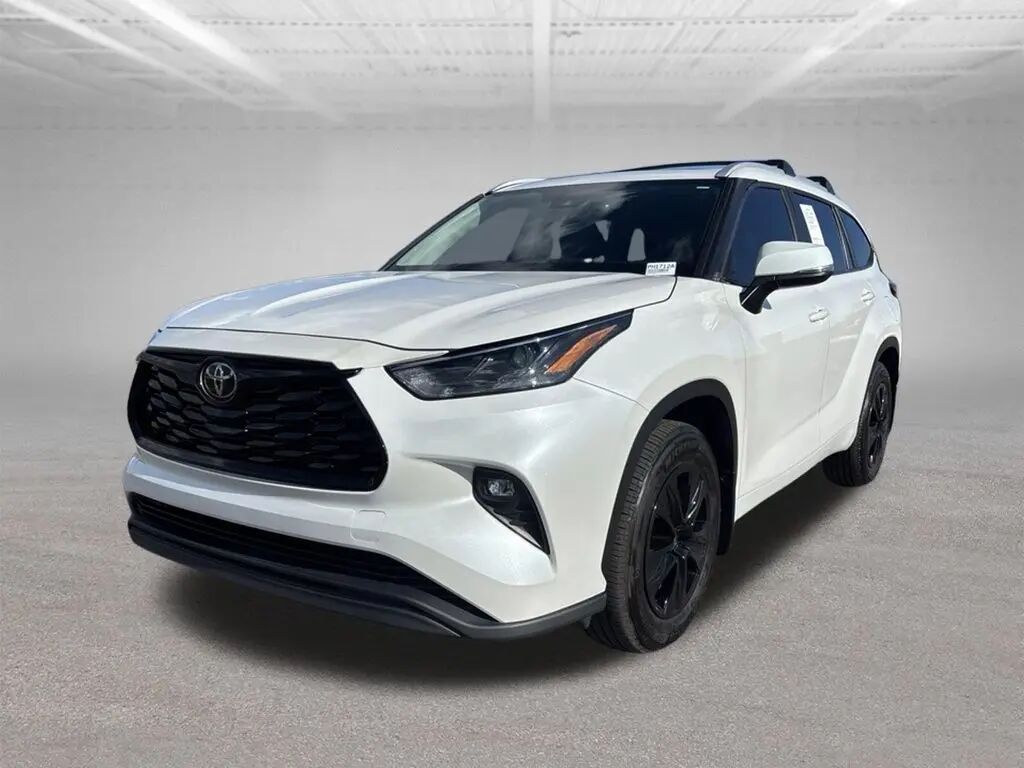 2024 Toyota Highlander XLE — photo 1 of 12