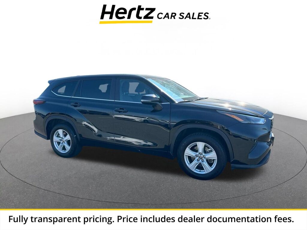 2025 Toyota Highlander LE — photo 1 of 13