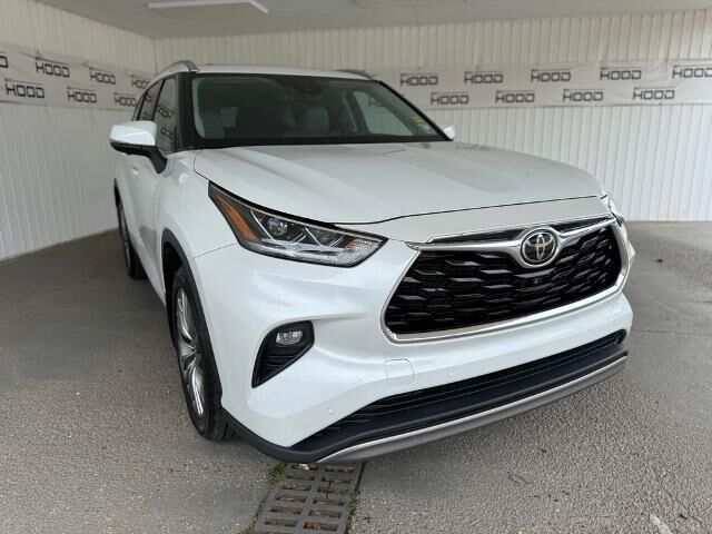 2023 Toyota Highlander L — photo 1 of 13