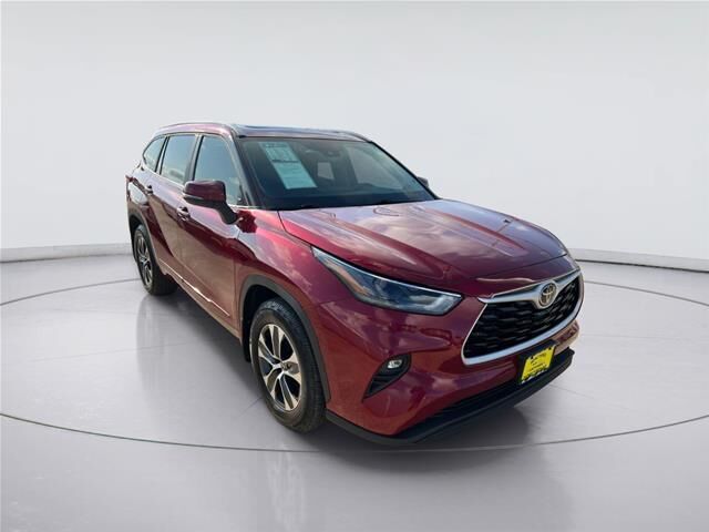 2023 Toyota Highlander LE — photo 1 of 27