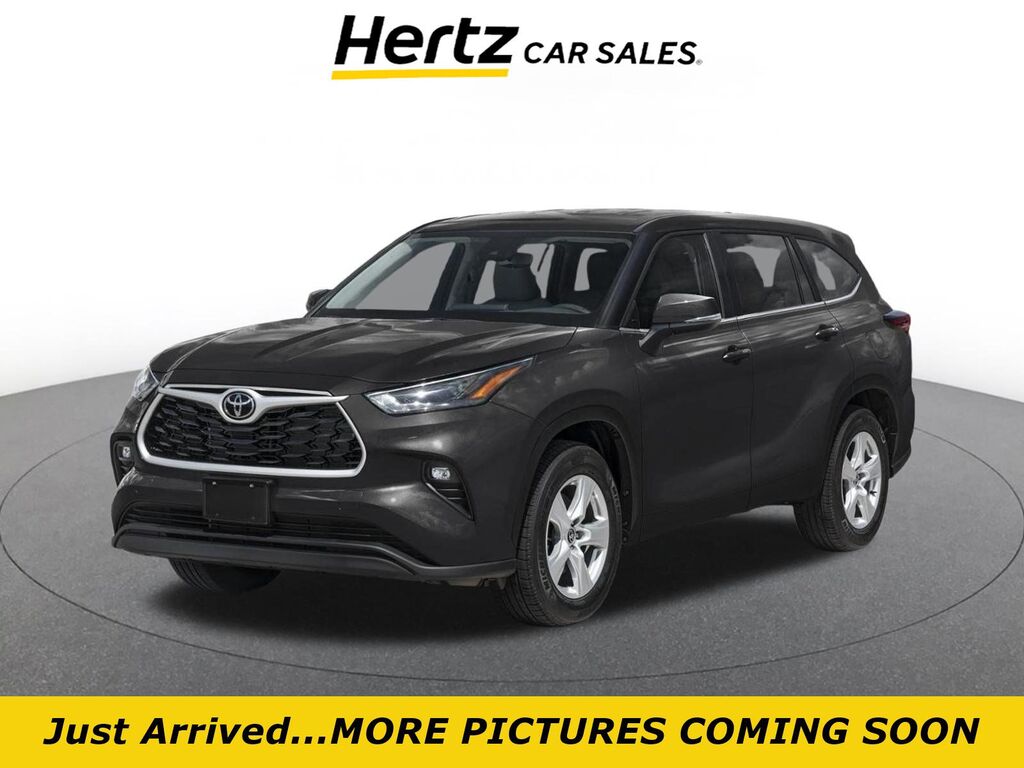 2025 Toyota Highlander LE — photo 1 of 17