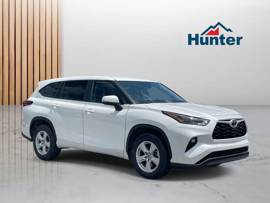 2023 Toyota Highlander LE — photo 1 of 20