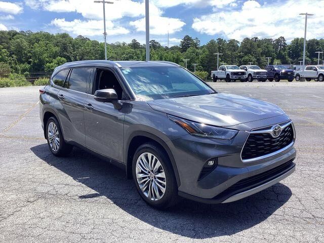 2024 Toyota Highlander Platinum — photo 1 of 13