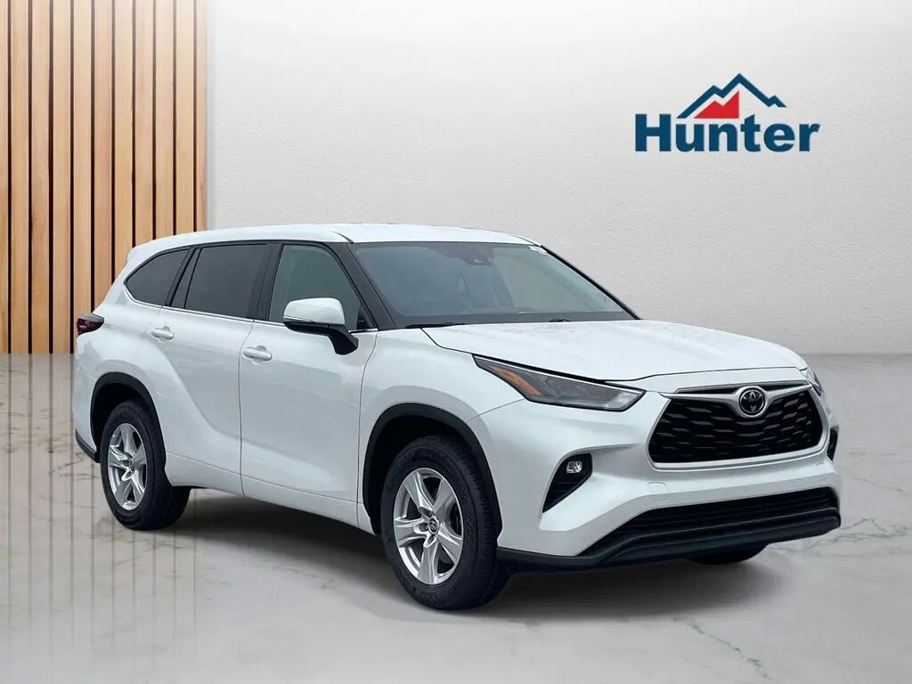 2024 Toyota Highlander LE — photo 1 of 13