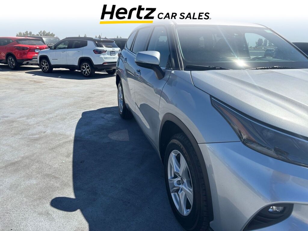 2025 Toyota Highlander LE — photo 1 of 13