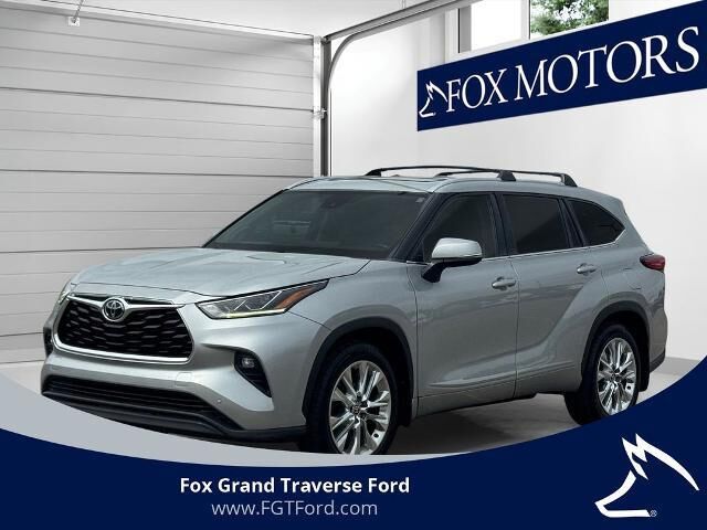 2023 Toyota Highlander Limited — photo 1 of 13
