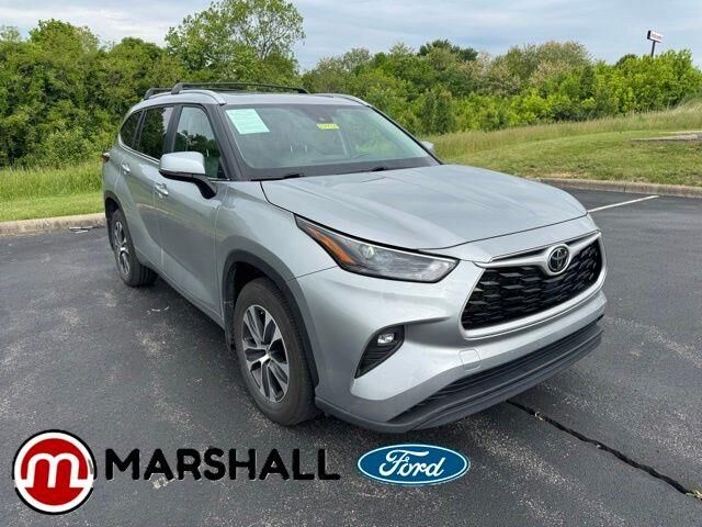 2023 Toyota Highlander LE — photo 1 of 13