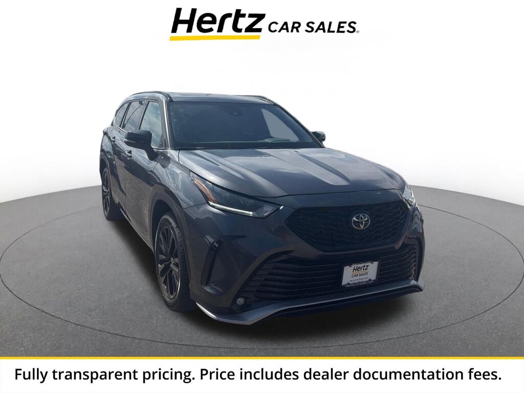 2025 Toyota Highlander LE — photo 1 of 13