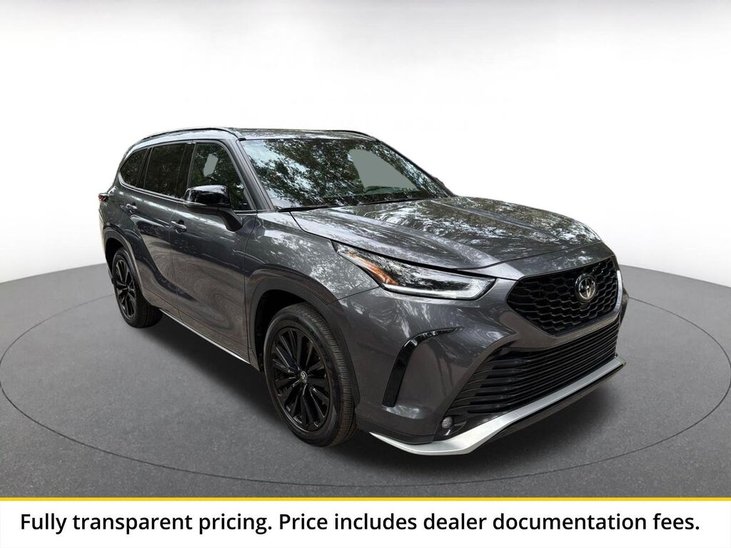 2025 Toyota Highlander LE — photo 1 of 14
