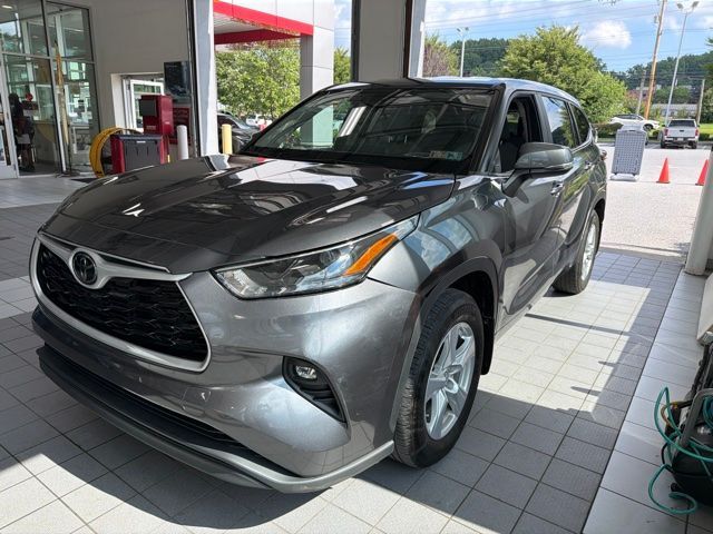 2023 Toyota Highlander LE — photo 1 of 13