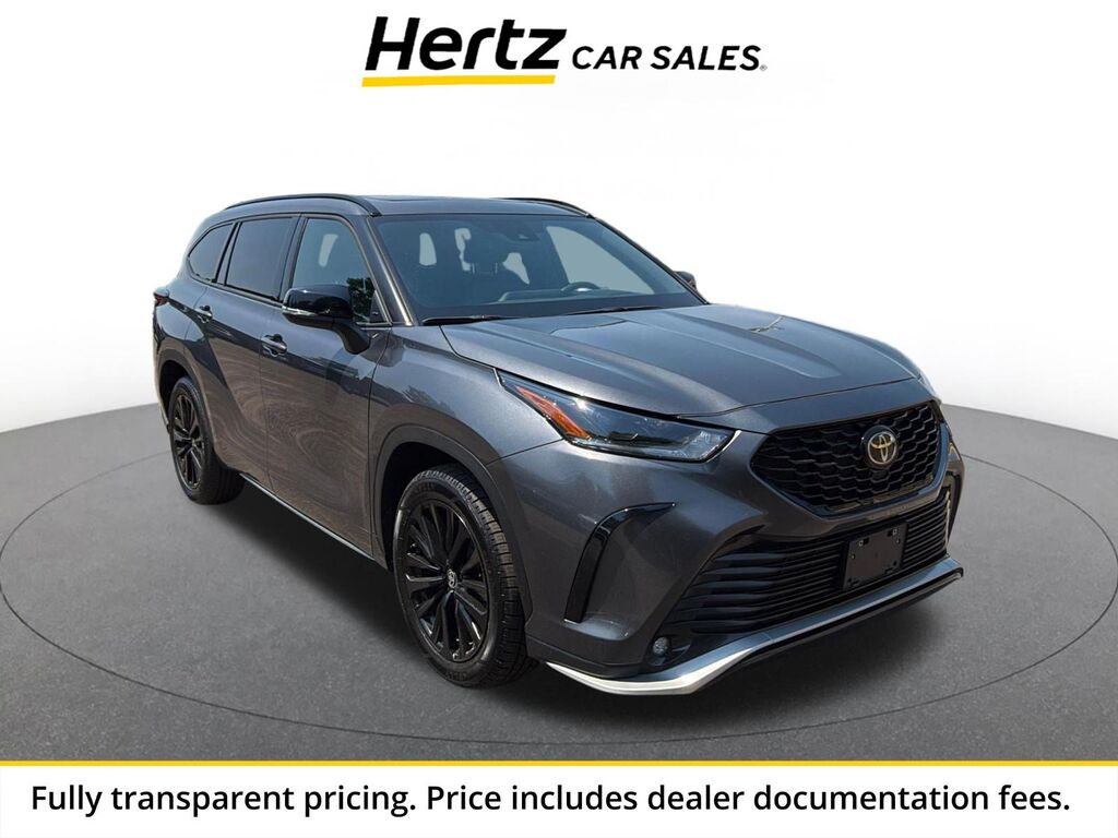 2025 Toyota Highlander LE — photo 1 of 13